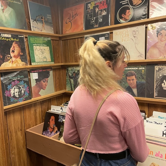 Meet your Posher, Tori - Picture 3 of 3